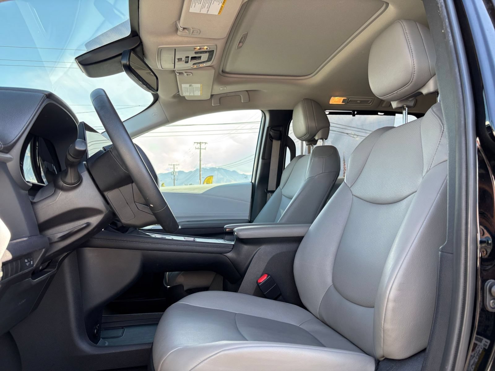 Used 2025 Toyota Sienna XLE FWD image 27