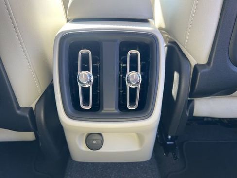Used 2025 Volvo XC40 B5 Plus image 21