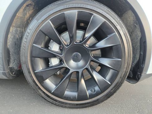 Used 2024 Tesla Model Y Long Range AWD/4WD image 16