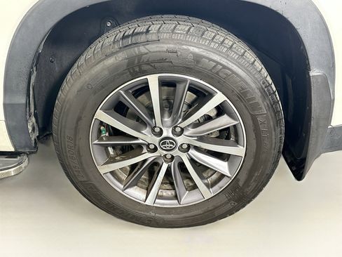 Used 2018 Toyota Highlander XLE w/ Carpet Mat Package (TMS) image 11