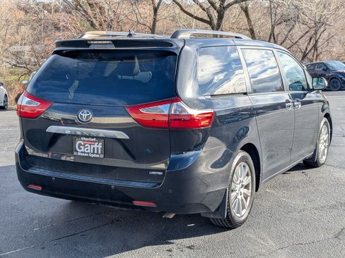 Used 2017 Toyota Sienna Limited Premium image 3