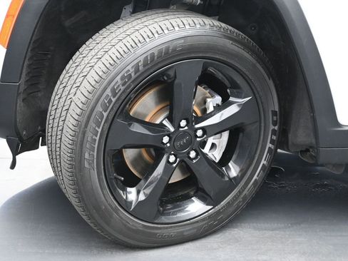 Used 2023 Jeep Grand Cherokee L Laredo image 24