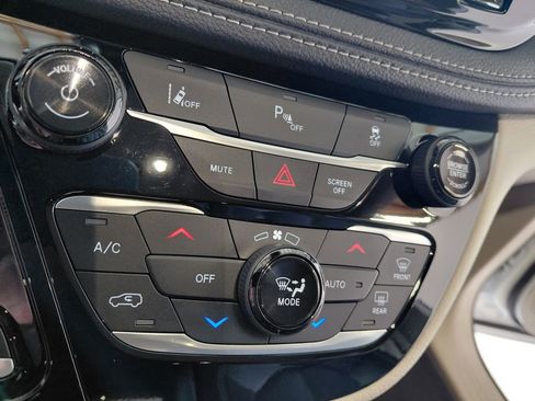 Certified 2023 Chrysler Pacifica Touring-L FWD image 18