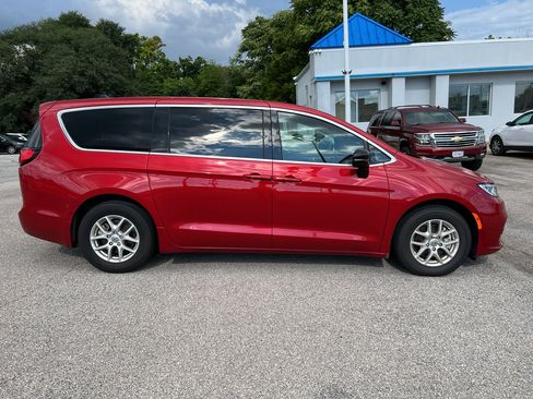 Used 2025 Chrysler Pacifica Select FWD image 4