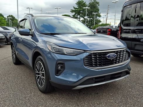 Used 2023 Ford Escape SE w/ PHEV Premium Package FWD image 2