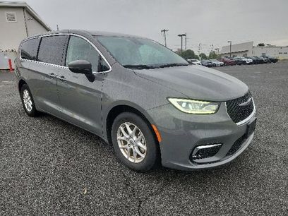 Used 2023 Chrysler Pacifica Touring-L