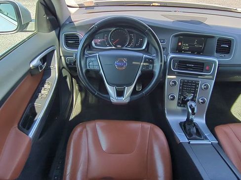 Used 2017 Volvo S60 T5 Inscription image 16