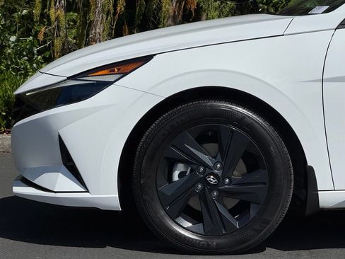 Used 2023 Hyundai Elantra Blue FWD image 4