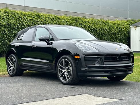 Certified 2025 Porsche Macan AWD/4WD image 10