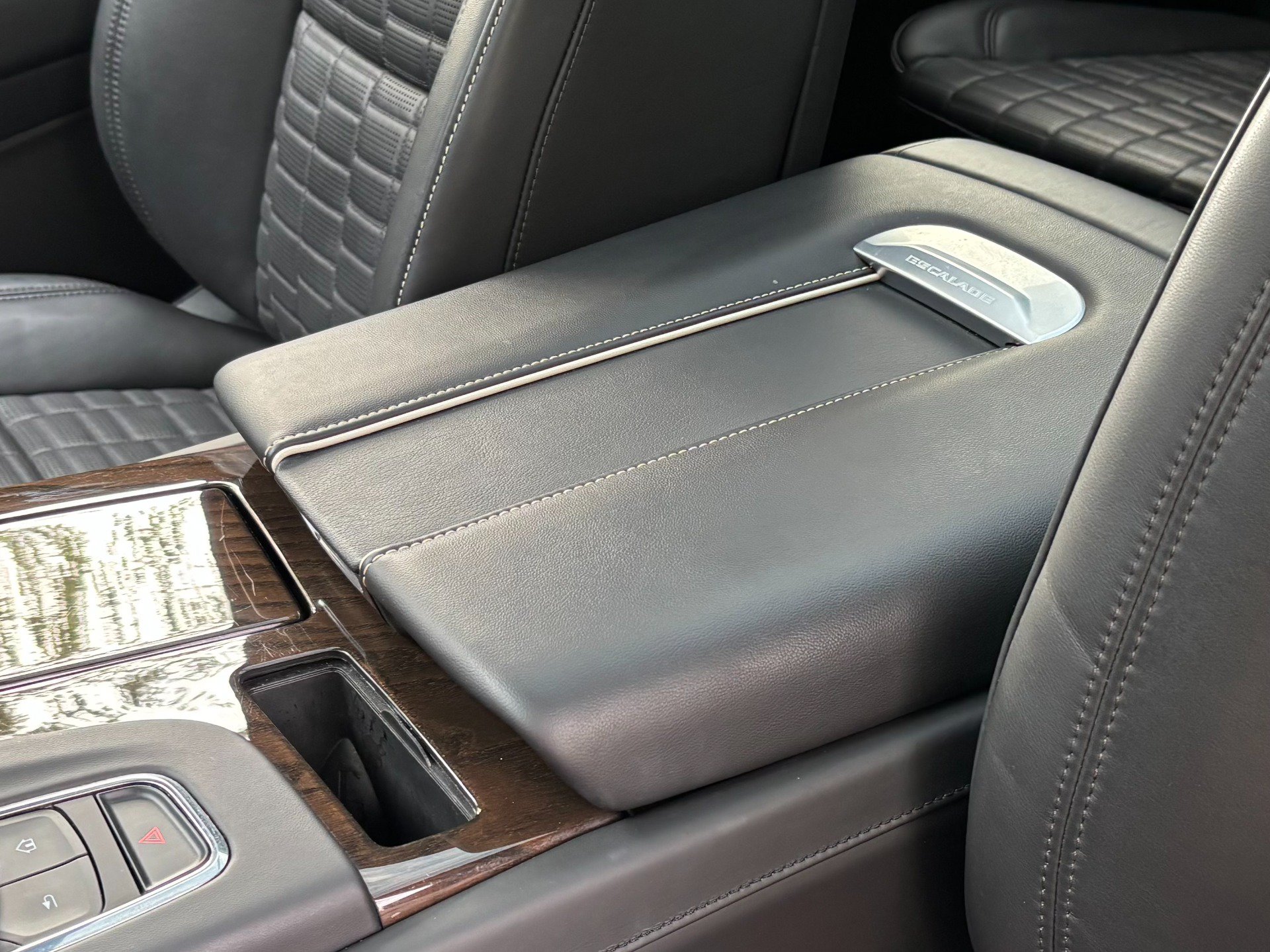 Used 2024 Cadillac Escalade Premium Luxury Platinum AWD/4WD image 24