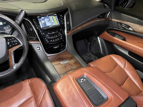 Used 2019 Cadillac Escalade Premium Luxury image 34