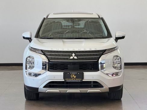 Used 2024 Mitsubishi Outlander AWD image 2