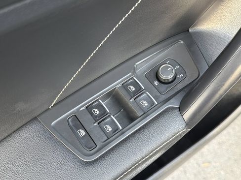 Used 2023 Volkswagen Tiguan SE w/ Panoramic Sunroof Package FWD image 22