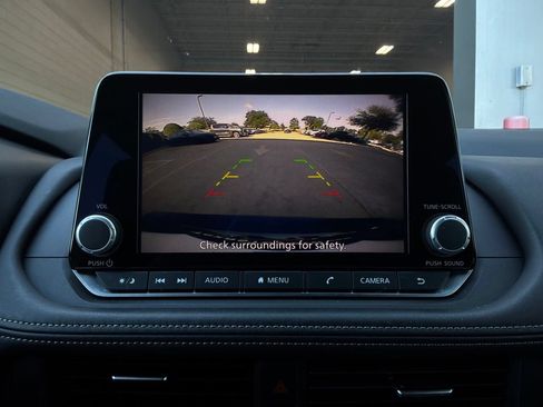 Used 2025 Nissan Rogue SV FWD image 31