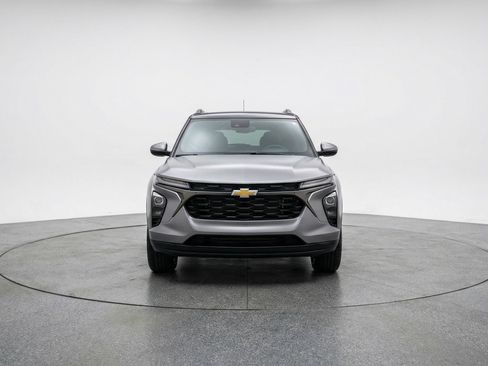 Used 2025 Chevrolet TrailBlazer LT FWD image 2