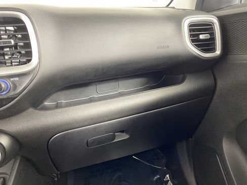 Used 2024 Hyundai Venue SEL image 33