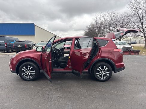 Used 2018 Toyota RAV4 LE image 18