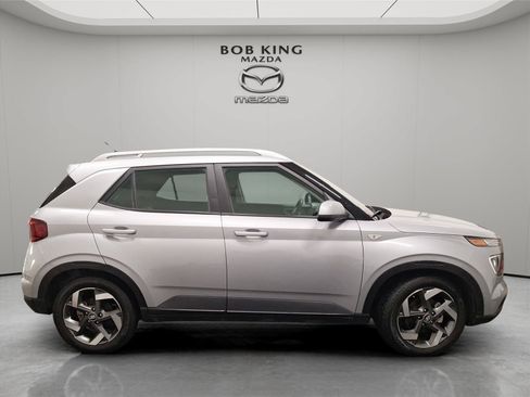 Used 2023 Hyundai Venue SEL FWD image 6