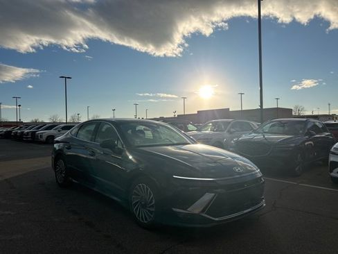 Used 2025 Hyundai Sonata Limited image 3