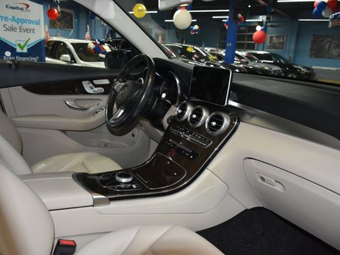 Used 2019 Mercedes-Benz GLC 300 GLC300 4MATIC w/ Premium Package image 31