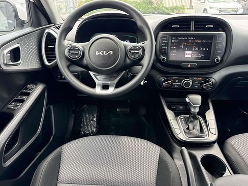 Used 2025 Kia Soul LX w/ LX Technology Package FWD image 13