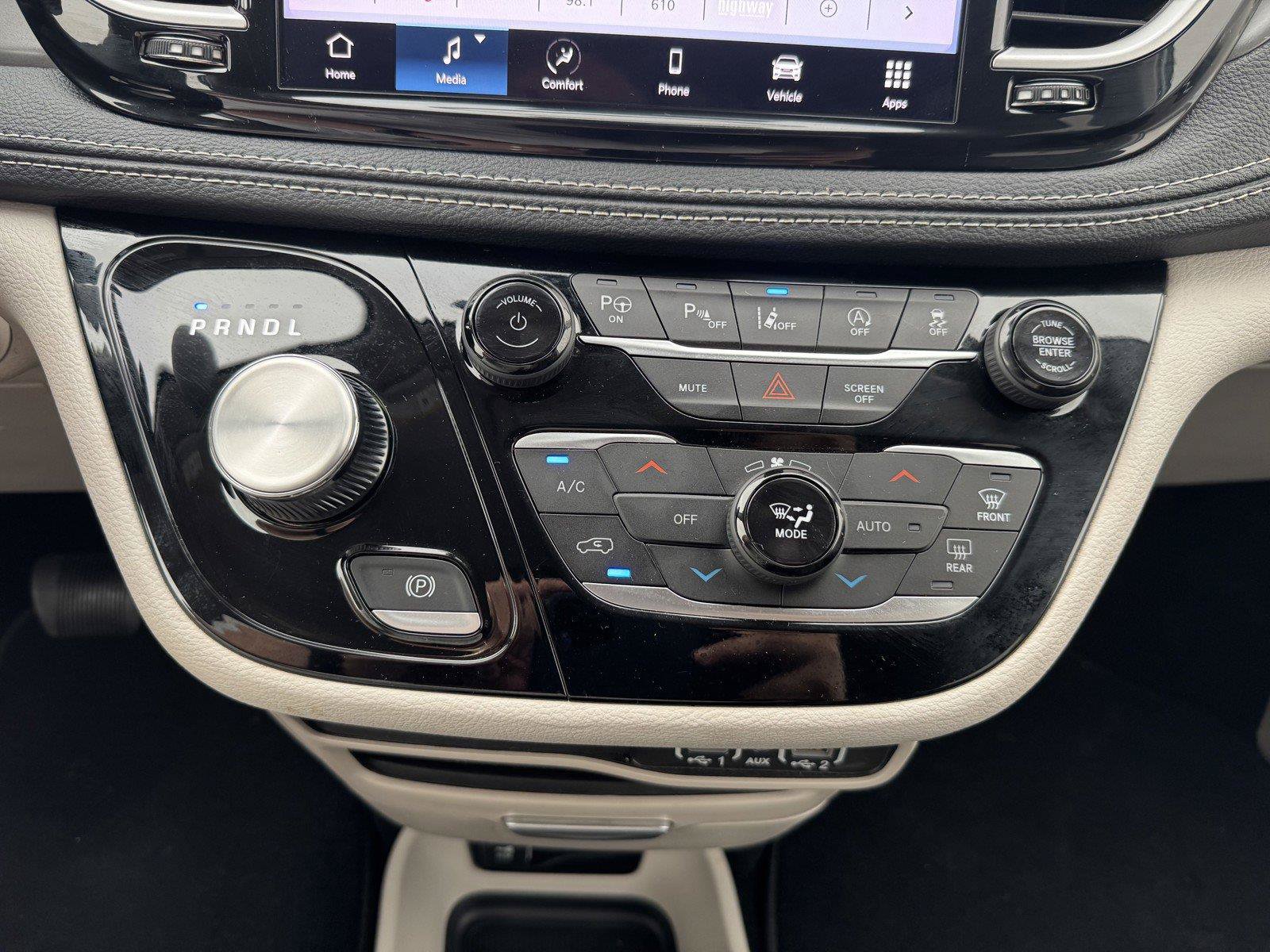 Used 2023 Chrysler Pacifica Touring-L FWD image 18