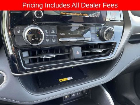 Used 2024 Toyota Highlander XLE AWD/4WD image 35