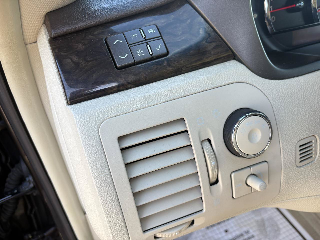 Used 2008 Cadillac DTS FWD image 18