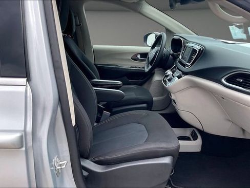 Used 2023 Chrysler Voyager LX FWD image 7
