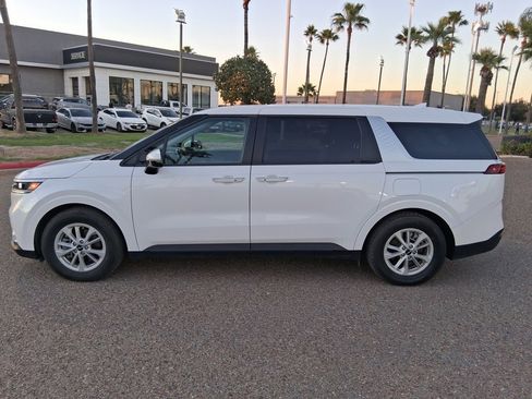 Used 2024 Kia Carnival LX image 3