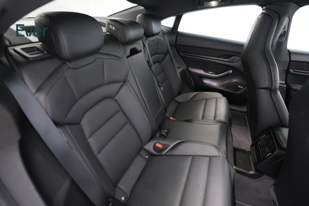 Used 2022 Porsche Taycan RWD image 5