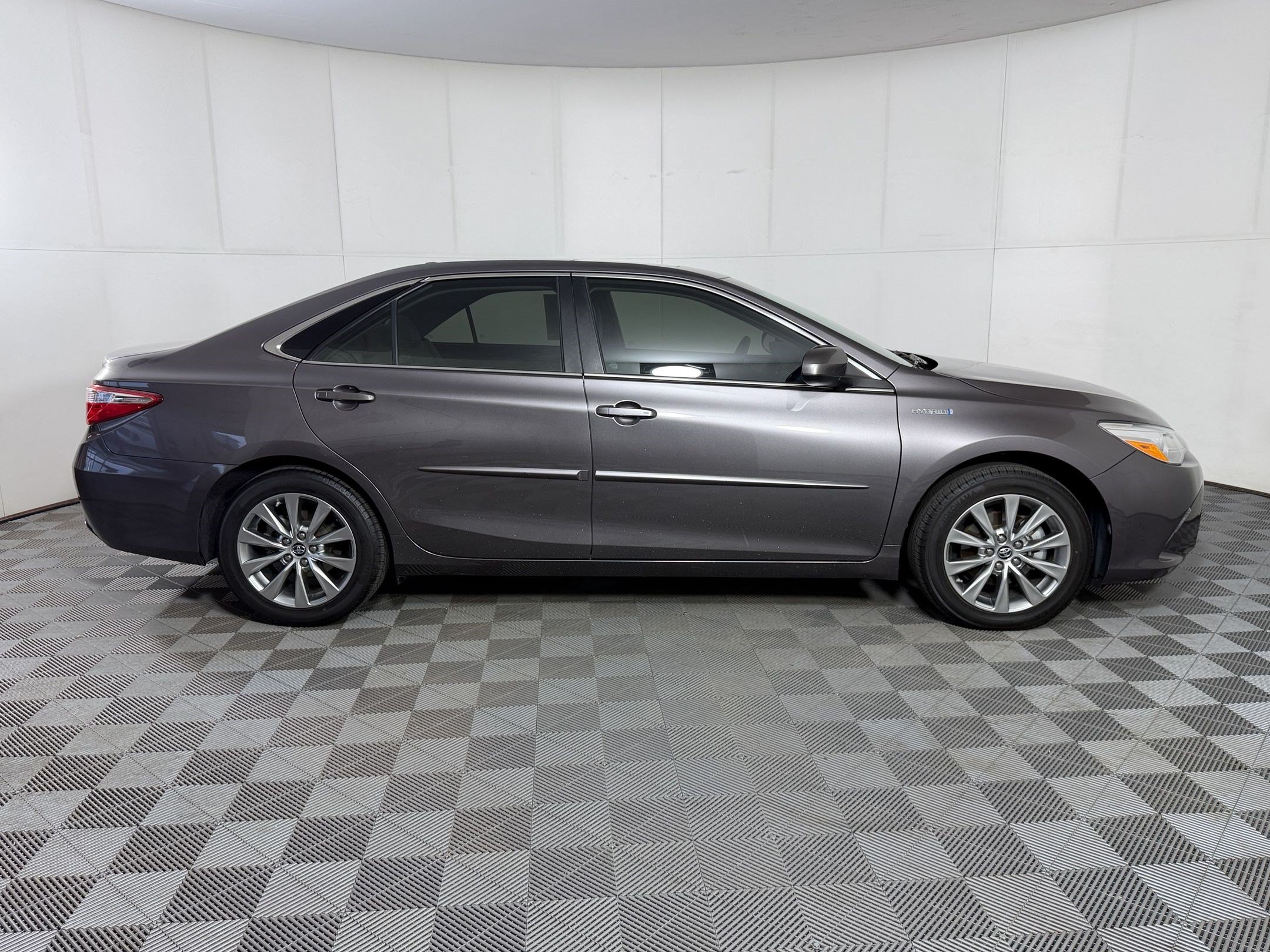 Used 2015 Toyota Camry XLE w/ Moonroof Package FWD image 8