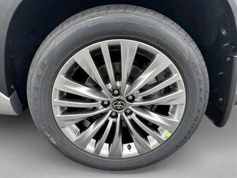 Certified 2025 Toyota Highlander Platinum image 9