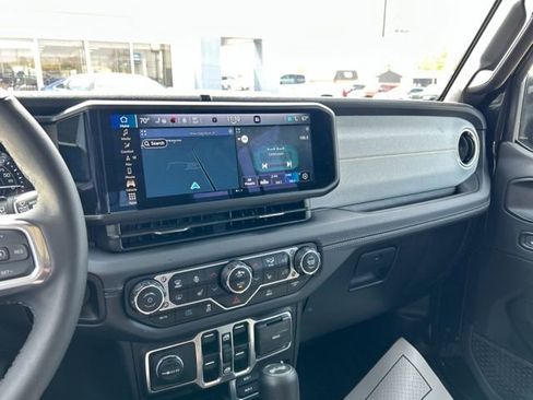 Used 2025 Jeep Wrangler Unlimited Sahara image 47