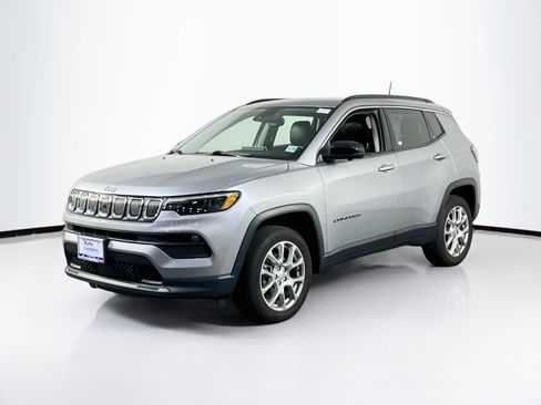 Used 2022 Jeep Compass Latitude w/ Sun and Sound Group AWD/4WD image 1