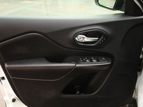 Used 2019 Jeep Cherokee Trailhawk image 9