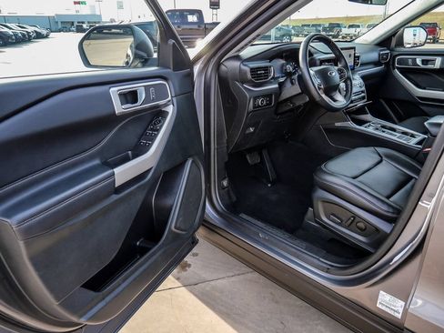 Used 2024 Ford Explorer XLT w/ Equipment Group 202A RWD image 28