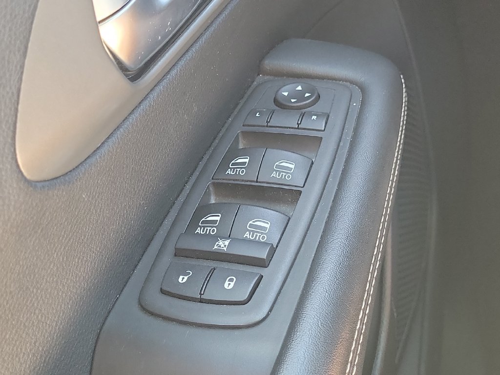 Used 2025 Chrysler Pacifica Select FWD image 19