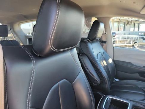 Certified 2023 Chrysler Pacifica Touring-L image 21