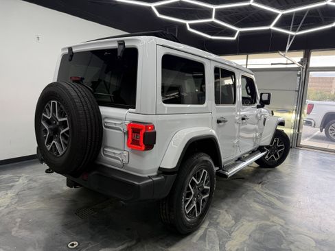 Used 2024 Jeep Wrangler Unlimited Sahara AWD/4WD image 4