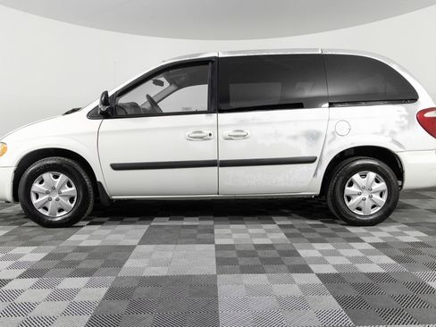 Used 2006 Chrysler Town & Country LX image 3