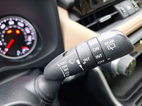 Used 2022 Toyota RAV4 XLE Premium image 24