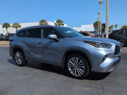 Used 2024 Toyota Highlander Platinum image 2