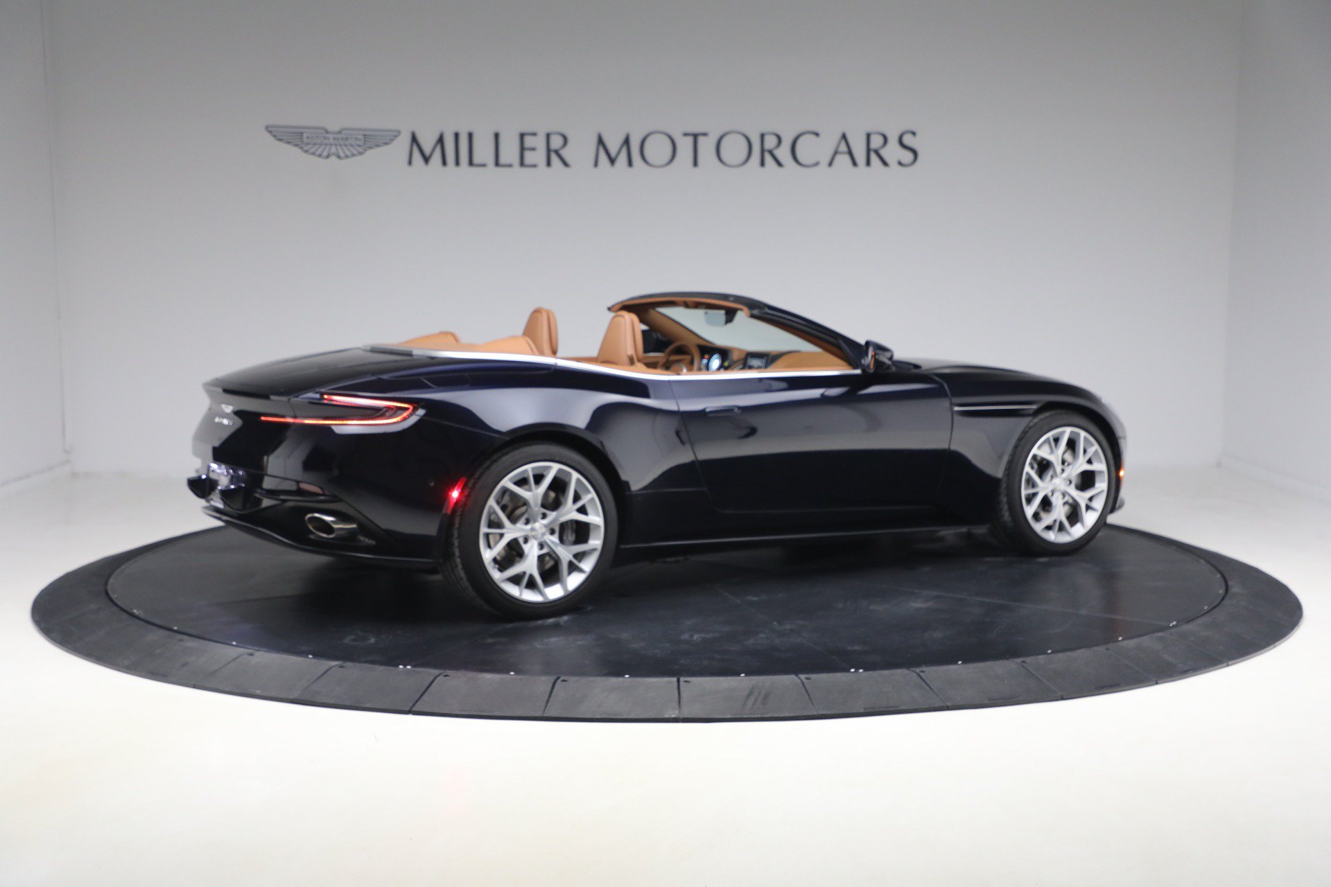Used 2019 Aston Martin DB11 Volante RWD image 8