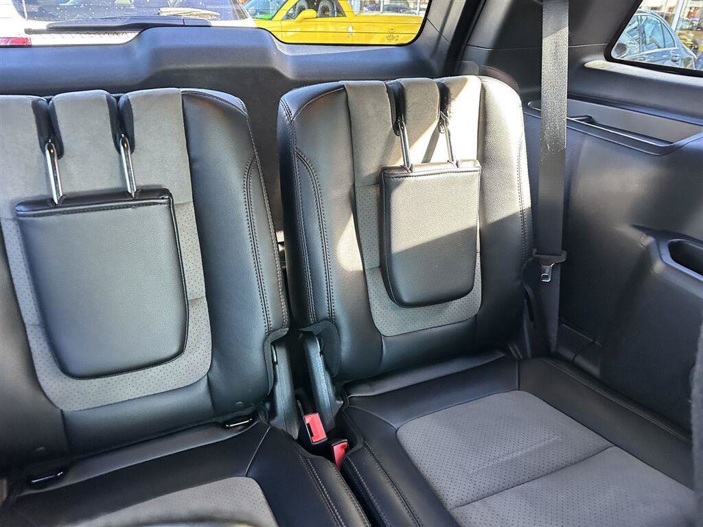 Used 2017 Ford Explorer XLT w/ Equipment Group 202A AWD/4WD image 14