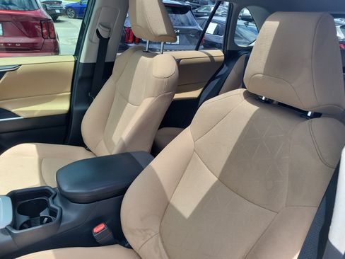 Used 2019 Toyota RAV4 XLE w/ Convenience Package FWD image 17
