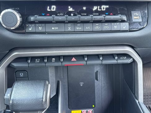 Used 2025 Toyota Tundra Limited AWD/4WD image 26