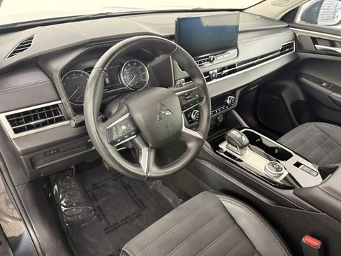 Used 2025 Mitsubishi Outlander AWD image 15