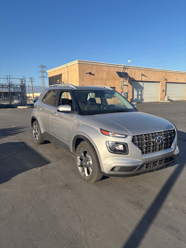 Used 2025 Hyundai Venue SEL FWD image 3