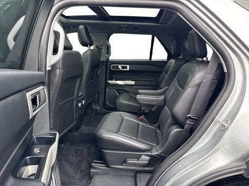 Used 2022 Ford Explorer XLT w/ Equipment Group 202A AWD/4WD image 11